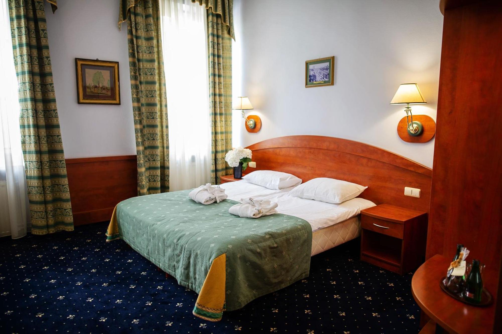 Pietrak Hotel Gniezno Exterior foto