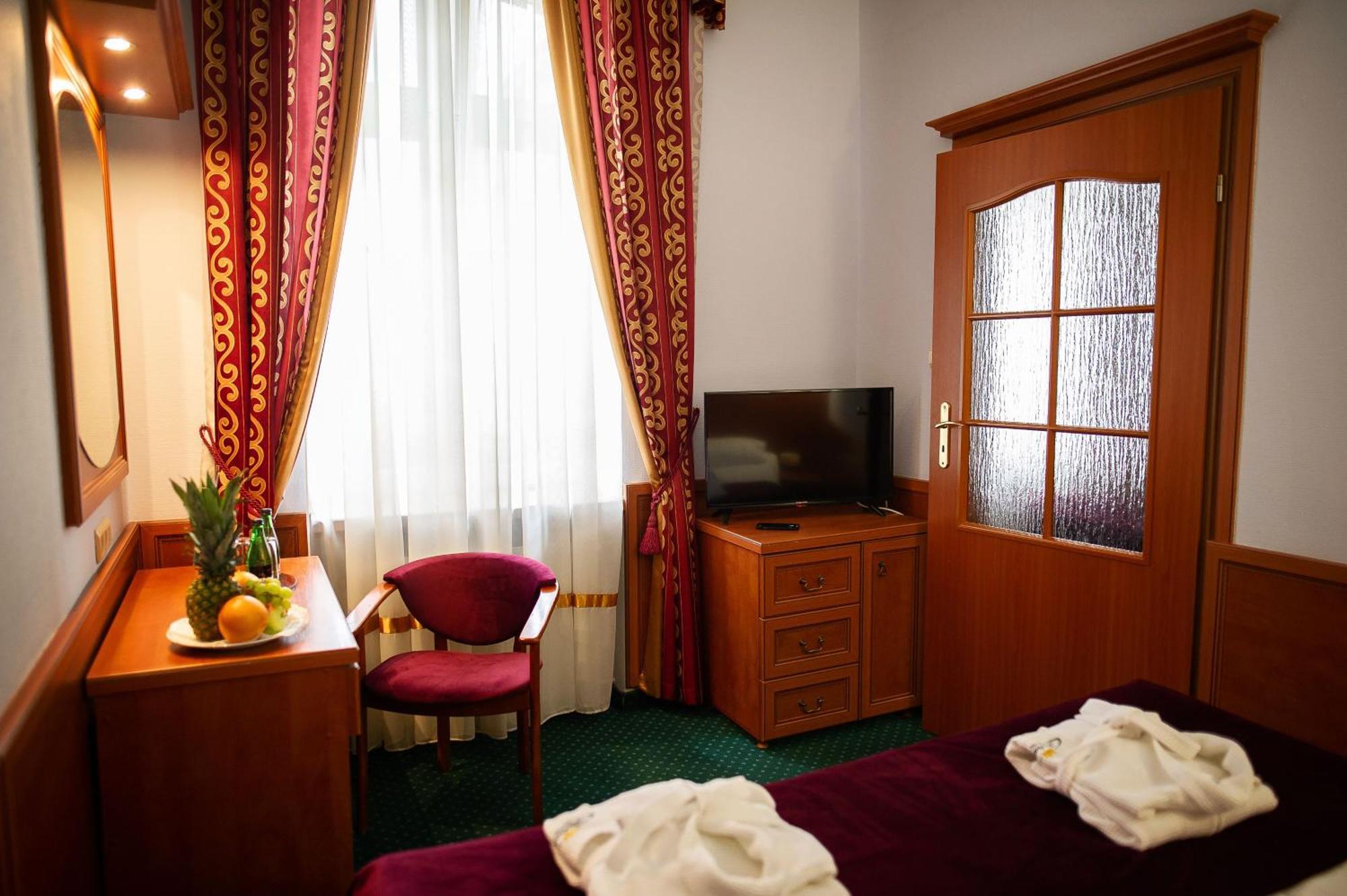 Pietrak Hotel Gniezno Exterior foto