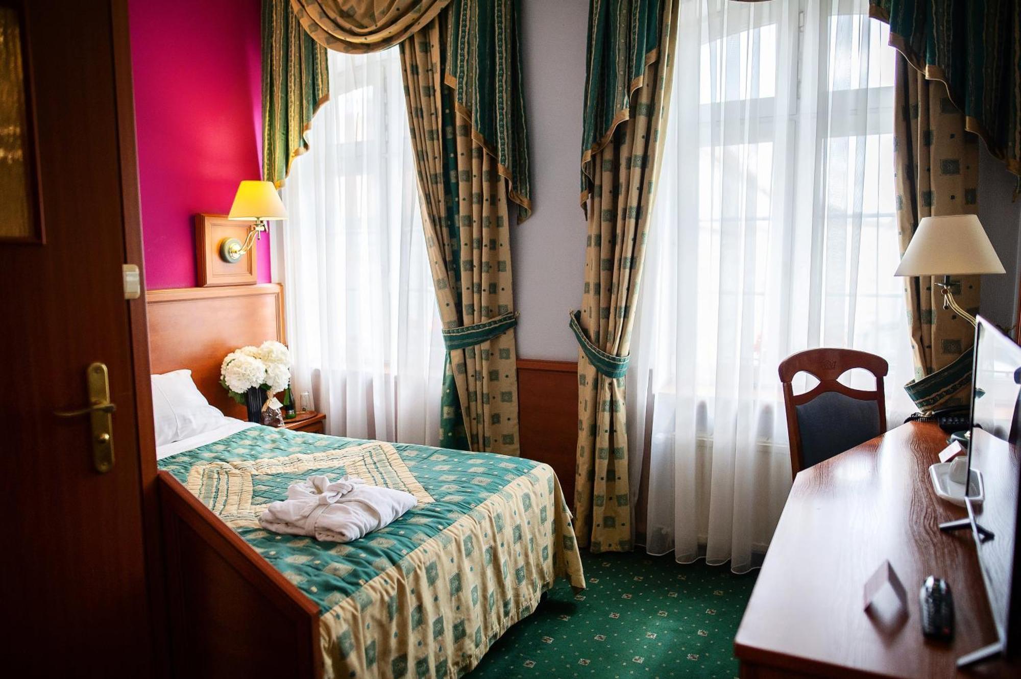Pietrak Hotel Gniezno Exterior foto